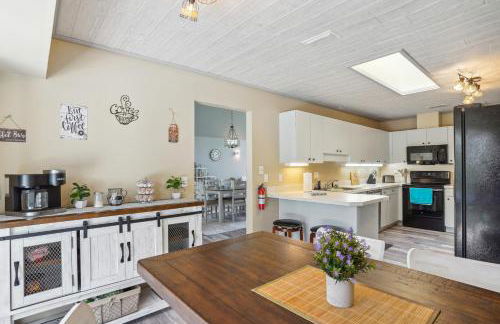 Luxurious Florida Home with Pool and Canal Access - Foto 11