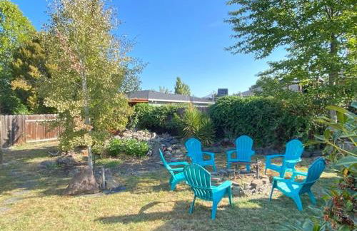 HOT TUB! King Bed-Firepitt-Near Airport& Freeway - Foto 13