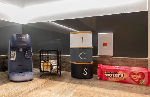 SUPERIOR AIRPORT SUITE, FREE Parking, Stylish, BALCONY, Two Bathrooms, Close To Airport, Station & Centre - Foto 25