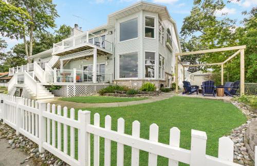 6BR Houghton Lake House with Indoor Pool, Hot Tub and Golf Simulator - Photo 56