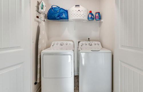 Near ATL! Spacious Townhome with Patio and WFH Setup - Foto 23