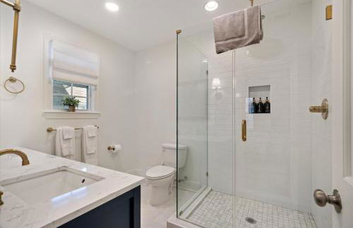 Hot Tub & Pool Table Mins to Beale Renovated - Foto 24