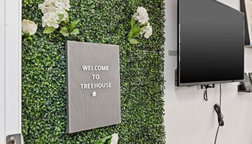 Treehouse is a Quaint 2 BR in an Up-and-Coming Part of Town, Pet Friendly with Fenced Yard and lounge area that is Close to Downtown Tampa - Foto 2