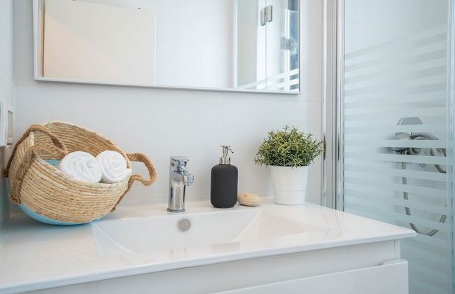 Stylish Seaside Escape with Balcony by Sea N' Rent - Foto 37