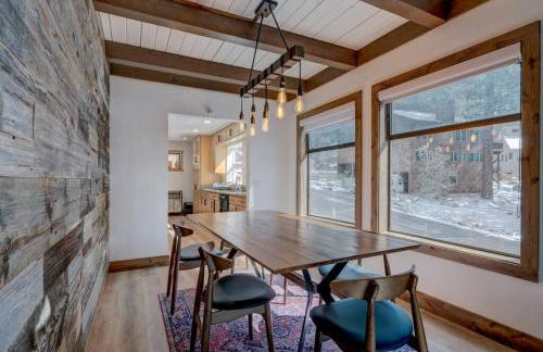 Extra Spacious 2BR Cabin w Office and Outdoor Deck - Foto 16