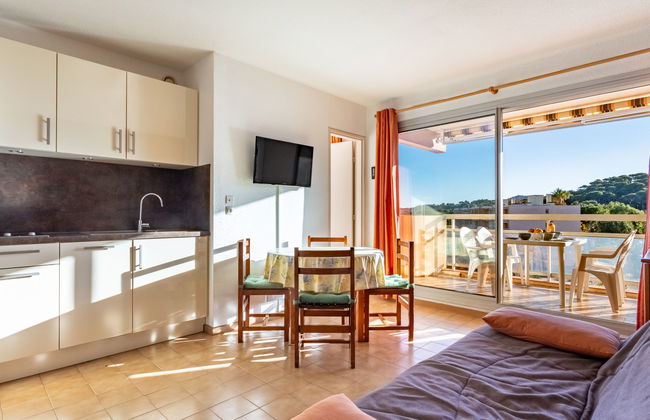 1 bedroom Apartment in Bormes-les-Mimosas with swimming pool and garden - Photo 4