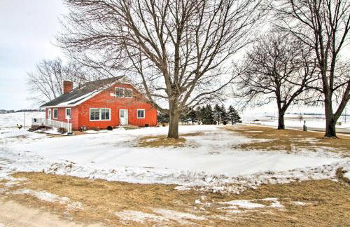 Cozy Postville Retreat with Fireplaces and Yard! - Foto 32