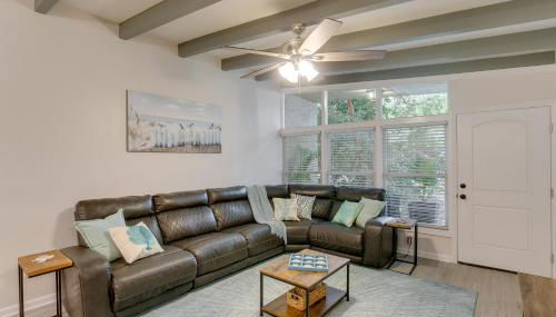 Bright Jekyll Island Home with Deck Less Than 1 Mi to Beach - Foto 2