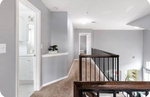 Modern 4BR Retreat, Fast WiFi, Parking, Less than 15 mins from Austin - Foto 10