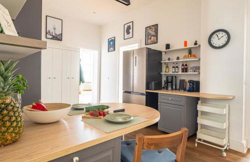 KAISER 02 by ROCKCHAIR Apartments l SUPERHOST Status l 3 Bedrooms Boxspringbeds 2 Bathrooms l Cozy Family & Business Flair 155 sqm 3 Balcony 2nd Floor Elevator up to 10 guests welcomes you! - Foto 53