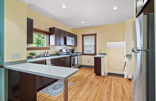 Entire Duplex w Historic District and Sleeps 12 - Foto 9