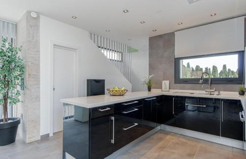 Casa moderna con piscina, Wi-Fi, AA, barbacoa y parking en Sant Pere Pescador - ES-89-73 - Foto 9