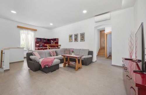 Charming Villa with Pool - Foto 18