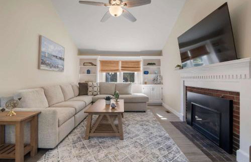 Minutes to Craigville Beach Private Patio and Backyard - Foto 1