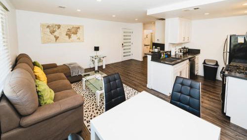 Chic 1-Bedroom with Dinning area in Central Location Close to Downtown with Free Parking - Foto 3