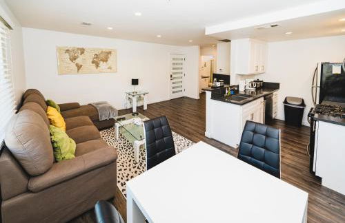 Chic 1-Bedroom with Dinning area in Central Location Close to Downtown with Free Parking - Foto 3