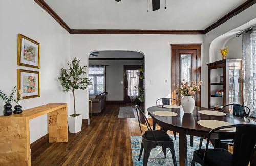 Modern & Cozy 2BR Retreat Near West Blvd - Foto 12