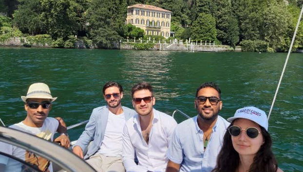 Disfrutando con los amigos en el lago de Como