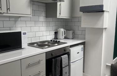 The Hive 2-Bed Apartment with Kitchen and Private Bathroom in Lively Monton Village - Sleeps 4 - Free WiFi - Parking Nearby - Foto 38
