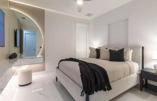 KING BED - FREE Pool Heat - 85 in TV - 4BR Villa - Foto 17