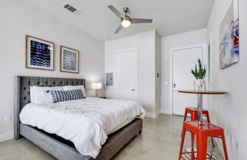 Vibrant Downtown Studio Wifi Pool Gym - Photo 8