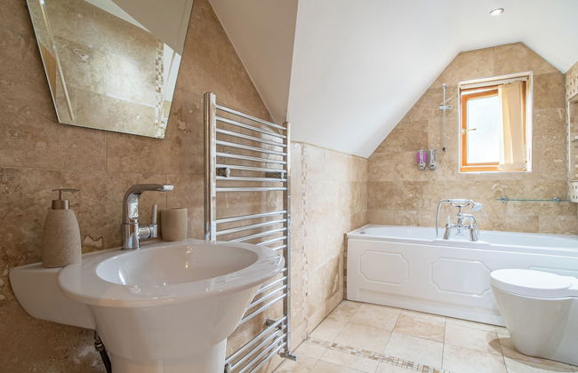 Luxurious Sheffield Villa With Stunning Views - Photo 10