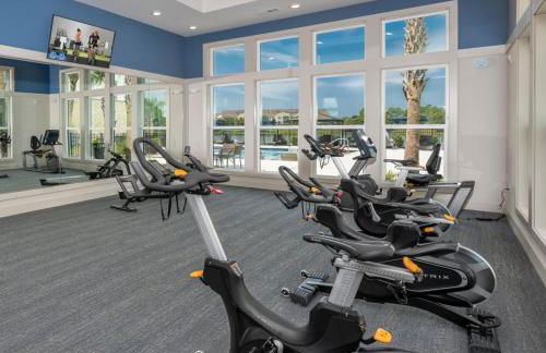 Trendy 1BR Apt with King Bed Pool Gym and Close to Beach - Foto 28