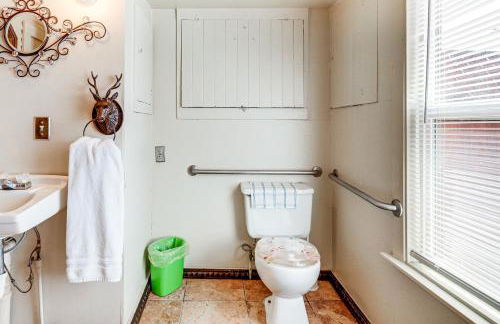 Watefront Getaway with Mtn Views and Dock in Clearlake - Foto 10