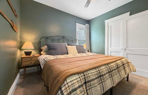 Chic Lakeside Retreat Steps from the Beach - Foto 5