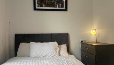 4 Bedroom House, Central City Location - Foto 3