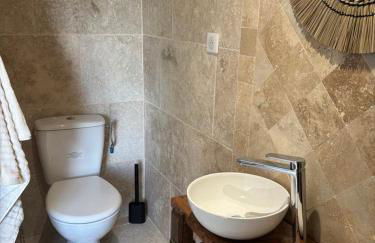 At Stéphanie and Damien's, Charming stone and pool - Foto 26