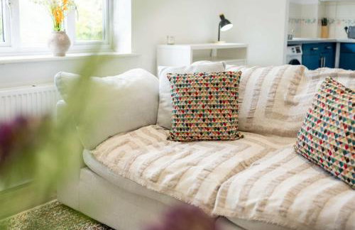 Loughton Hideaway: Cozy 1BD Near Tube & Nature - Foto 25