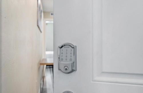 Upscale King Bed Suite with Full Workspace and Free Parking - Foto 21