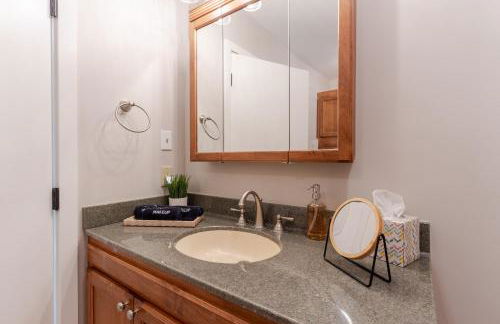 Large Luxury Home with Media Room and Game Room - 10 mins to Campus & Stadium - Foto 58