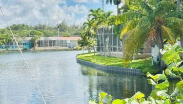 4bdrm Waterfront salt water Pool home with Outdoor theater Game Rm Make up vanities in every room Perfect for Game days and concerts trips to Miami Hard rock stadium and hotel 15 mins away - Foto 3