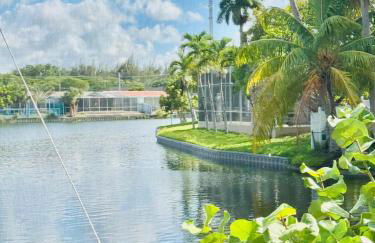 4bdrm Waterfront salt water Pool home with Outdoor theater Game Rm Make up vanities in every room Perfect for Game days and concerts trips to Miami Hard rock stadium and hotel 15 mins away - Foto 3