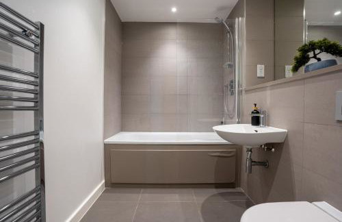 Central Wembley Stadium Luxe Stay with Pool Table - Foto 20