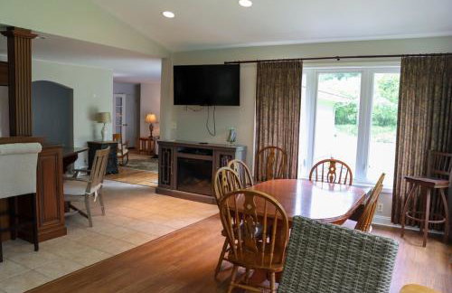 Large home with hot tub in serene wooded setting - Foto 10