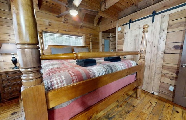 Evie's Mountain Castle 2 Bedroom Cabin by RedAwning - Foto 2