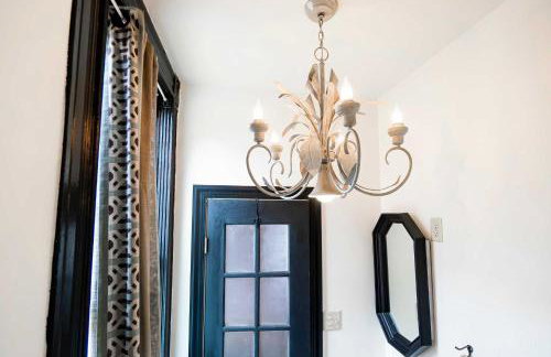 Step Back in Time Charming Victorian with Modern Amenities - Foto 15