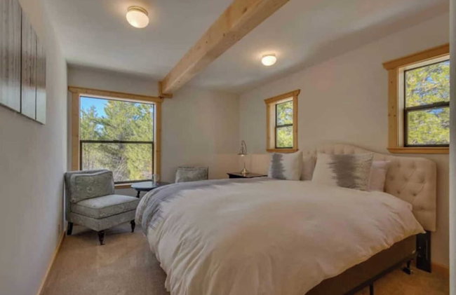 Black Bear by Avantstay Spacious Viking Lodge in Tahoe Donner w/ Game Room & Hot Tub! - Photo 25
