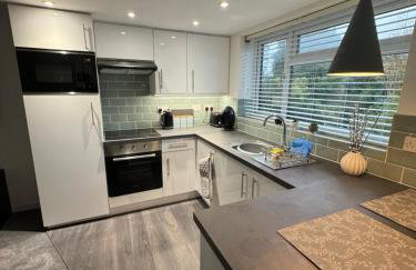 modern 1 bed apartment with car parking - Foto 1