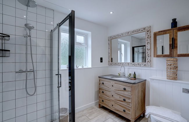 Norfolk Luxe Beach House Sleeps 8 Dog Friendly - Photo 29