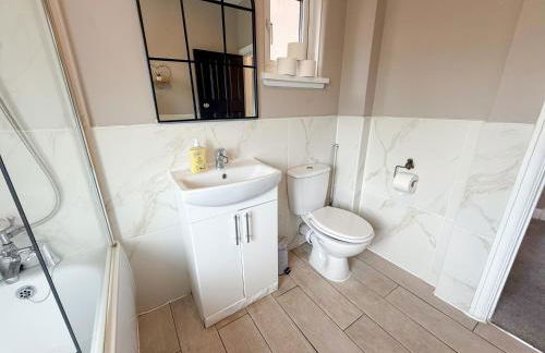 Spacious 3BDR House in New Malden with FREE Parking and Garden near Kingston upon Thames, Wimbledon & Raynes Park by NourNest Apartments - Foto 33