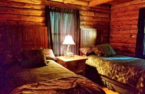 Charming Log Cabin Getaway with Private Hot Tub near Decatur, Illinois - Foto 25