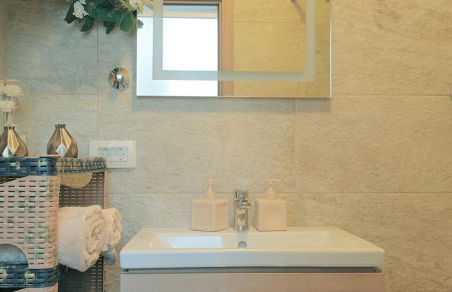 Chic and Elegant Flat Near Beach in Montenegro - Photo 24