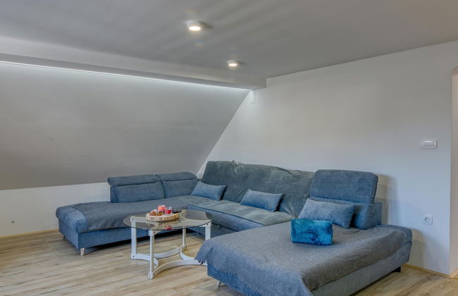 Farmhouse Raspberry Pool Wellness - Photo 5