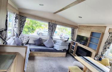 New 2 bed holiday home with decking in Rockley Park Dorset near the sea - Photo 3