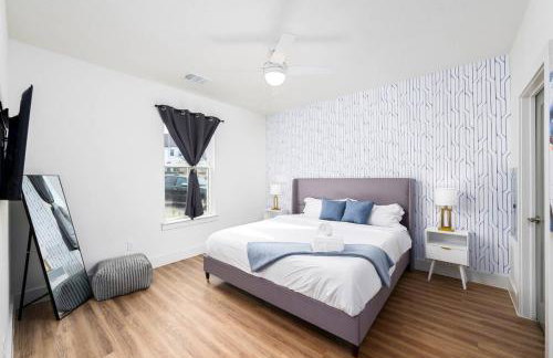 Exclusive 1BR Luxe Haven in Ideal Spot - Photo 2