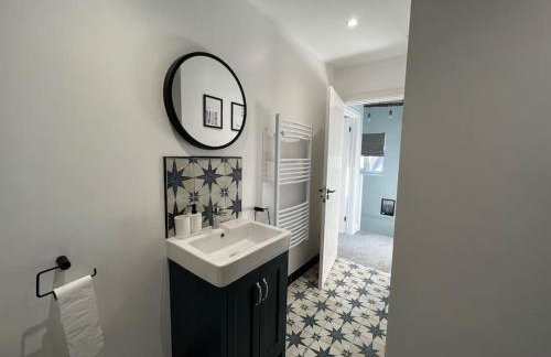 Orchard Lodge-Coastal Retreat, newly built hideaway with village views and private terrace - Foto 26